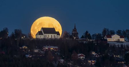800-letni kościół na tle wschodzącego Księżyca wygląda bajecznie