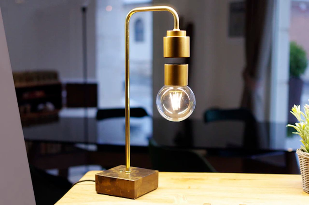 Lewitująca lampa Levia Deluxe. To ekskluzywny designerski projekt wprost z Kickstartera