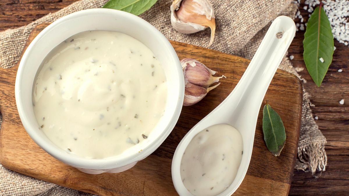Sos czosnkowy, zarówno przygotowany na bazie jogurtu i majonezu, jak i oliwy z oliwek, jest fantastycznym dodatkiem do wielu dań.