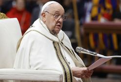 Papież Franciszek z siniakami. Biuro prasowe tłumaczy