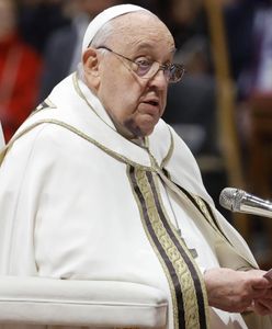 Papież Franciszek z siniakami. Biuro prasowe tłumaczy