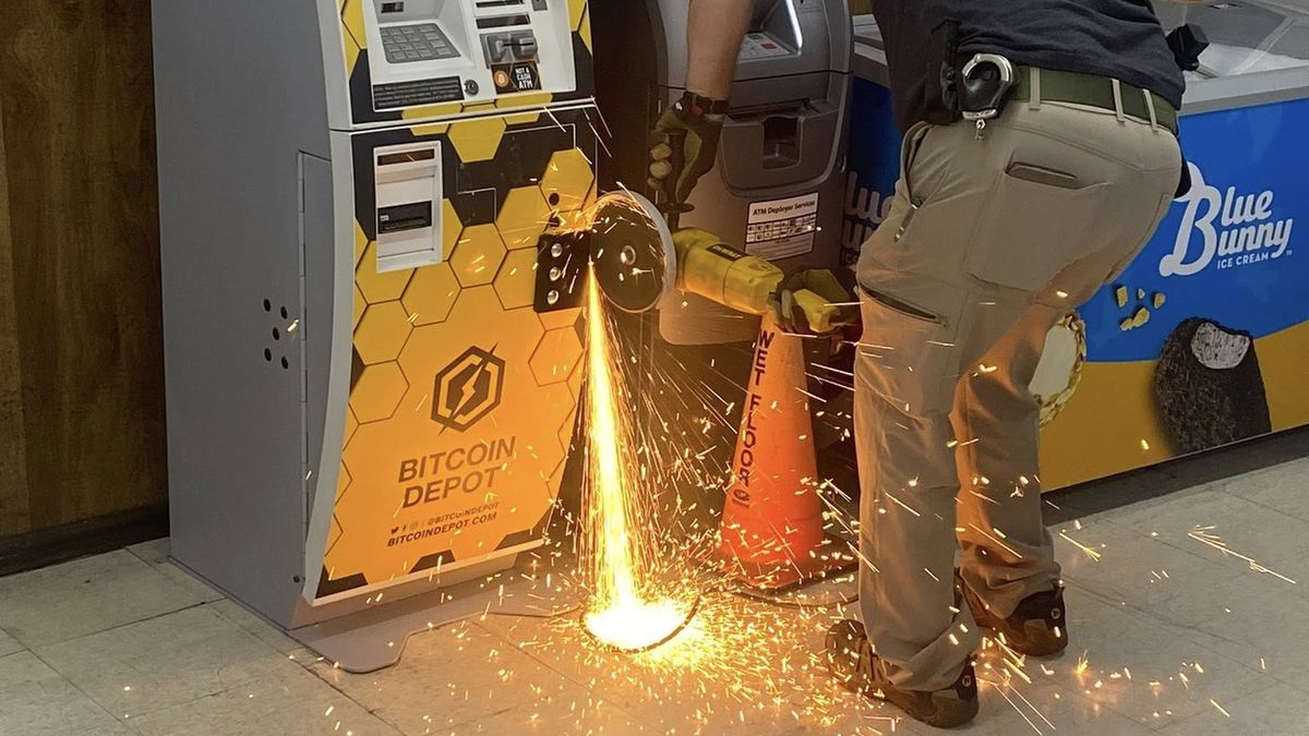 Funkcjonariusze otworzyli bankomat Bitcoin przy pomocy piły