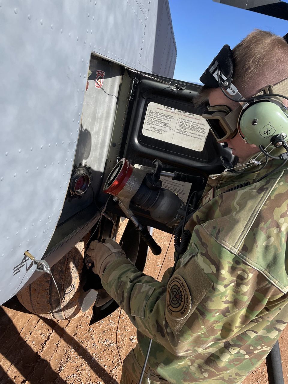 Podłączanie węża do instalacji paliwowej w samolocie C-130