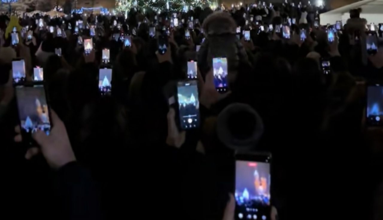Punkt 17:00 w Krakowie. Wszyscy wyciągali telefony