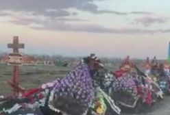 Michajłowsk. Sfilmował świeżo wykopane groby żołnierzy rosyjskich