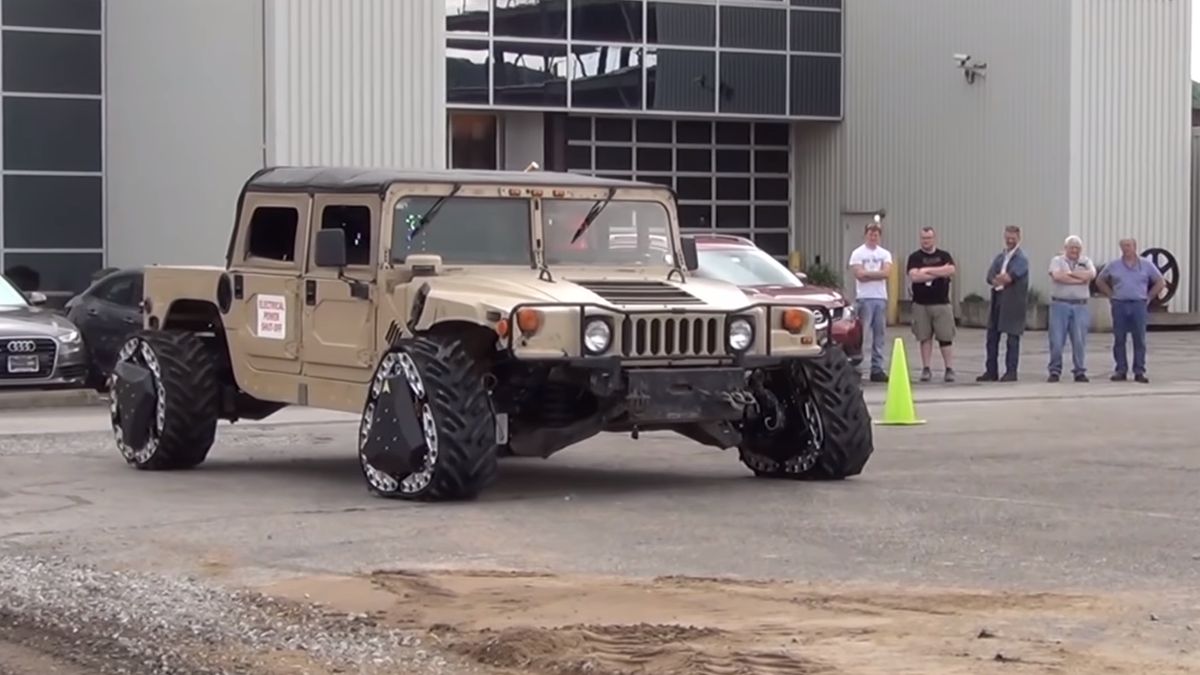 Trójkątne koła na Hummerze H1 to nie przypadek.