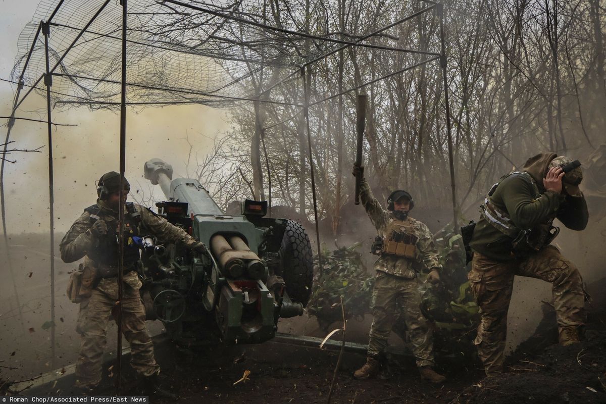 Ukraińscy żołnierze strzelają z haubicy D-30 na linii frontu w pobliżu Bachmutu, obwód doniecki, Ukraina, środa, 19 kwietnia 2023 r.