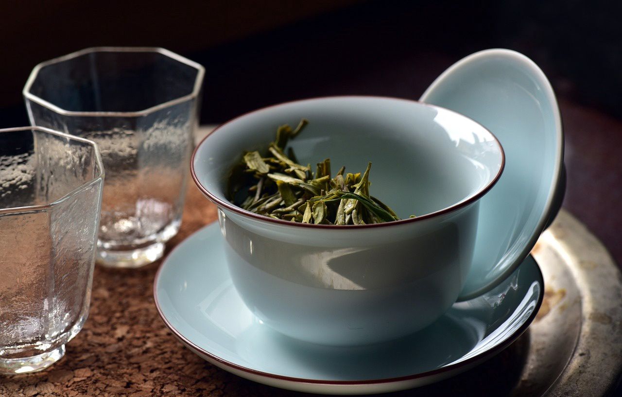 Codziennie możesz wypijać kilka filiżanek zielonej herbaty.
