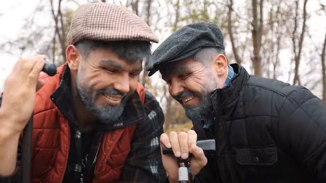 Bracia Tyburscy w roli staruszków