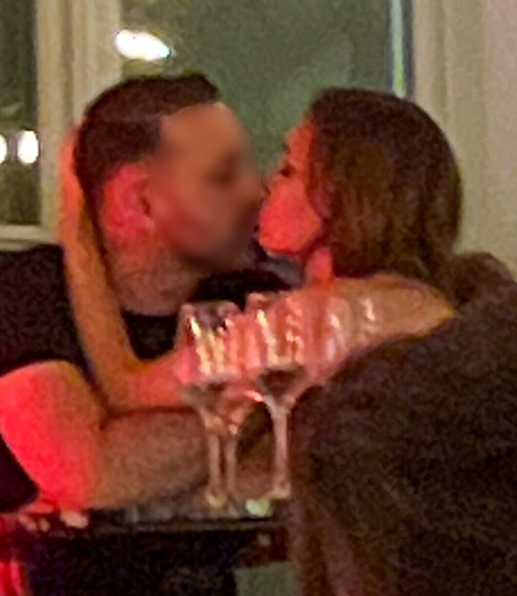 Anna Wendzikowska imprezuje z tajemniczym brunetem