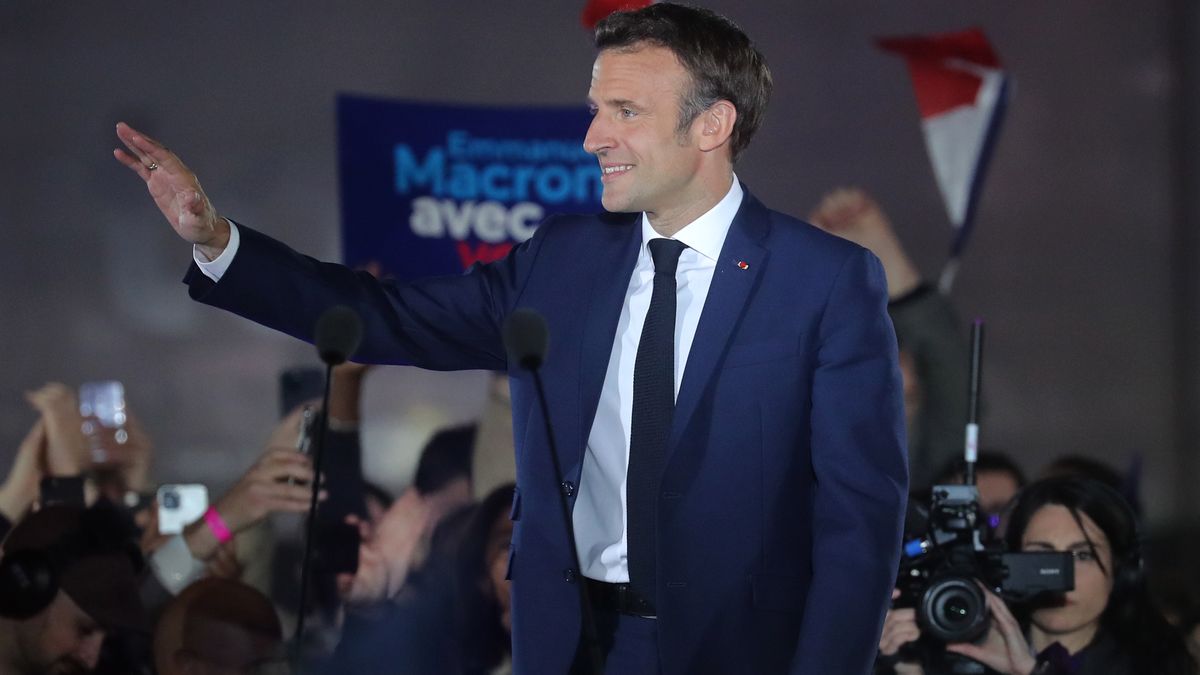 Na zdjęciu prezydent Emmanuel Macron machający do osób zgromadzonych na wiecu wyborczym