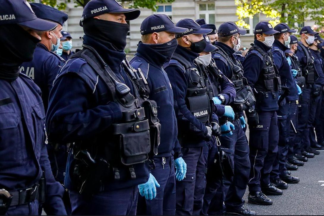 Warszawa. W czterech miejscach w stolicy trwają protesty. Demonstranci z transparentami ustawili się pod siedzibą Ordo Iuris, MEN, Trybunałem Konstytucyjnym i przed komendą policji przy Puławskiej. Niektórzy przykuli się zapięciami do rowerów