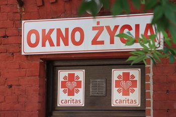 Alarm w Wielkopolsce. Niemowlę zostawione w oknie życia