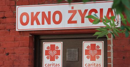 Alarm w Wielkopolsce. Niemowlę zostawione w oknie życia
