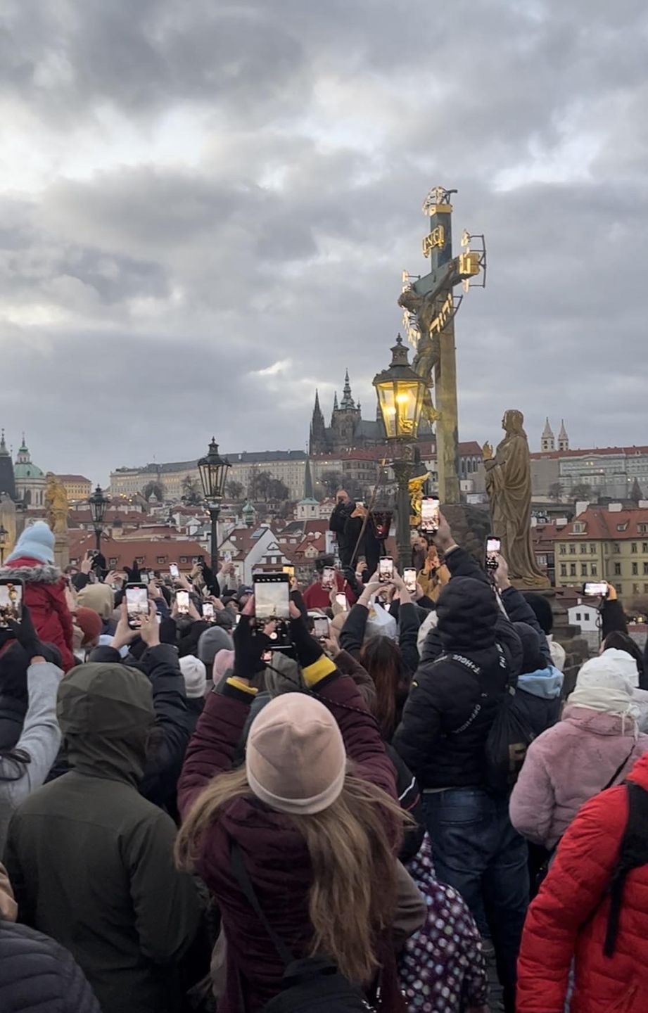 Tłumy podążają za latarnikiem