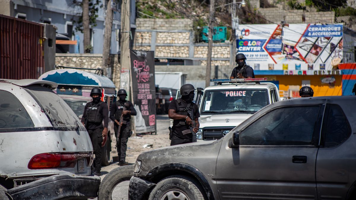 Police patrol the streets of Port-au-Prince, Haiti, on 20 March 2024. At least seven bodies appeared this 20 March in the streets of Petion-ville, in the hills of Haiti's capital, two days after at least fifteen other people were found dead in the same area. The bodies appeared, some shot and others charred, while the services in charge collected the bodies and placed them in coffins, as EFE was able to verify. Haiti's Prime Minister, Ariel Henry, resigned on 11 March 2024 after weeks of crisis and gang violence in the country. EPA/Mentor David Lorens Dostawca: PAP/EPA.
