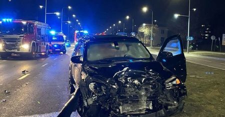 Wymuszenie przyczyną zderzenia BMW i Volkswagena. 19-latek z Volkswagena trafił do szpitala