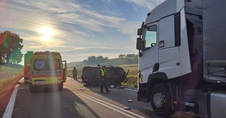 Groźny wypadek na obwodnicy Nałęczowa. Na miejscu lądował śmigłowiec LPR, droga zablokowana