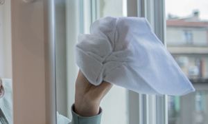 Zamocz ścierkę i przetrzyj. Efekt? Czyste okna bez smug