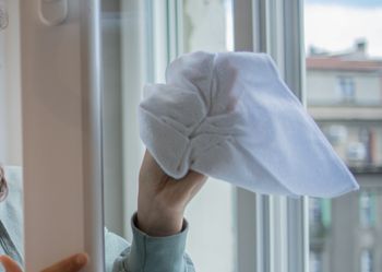 Zamocz ścierkę i przetrzyj. Efekt? Czyste okna bez smug