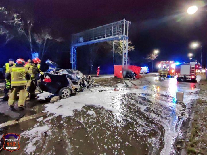 Koszmarny wypadek. Bmw rozpadło się na pół