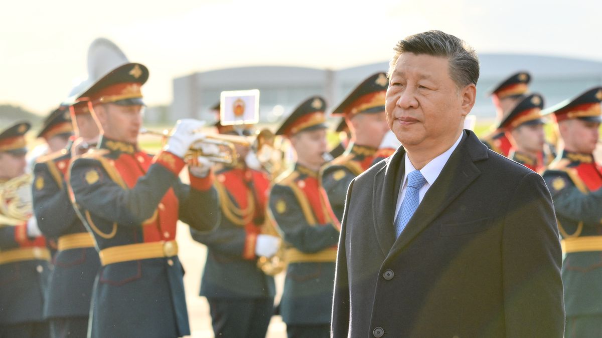 MOSCOW, RUSSIA - MAY 07: (----EDITORIAL USE ONLY - MANDATORY CREDIT - 'GRIGORY SYSOEV / HOST PHOTO-RIA NOVOSTI / POOL' - NO MARKETING NO ADVERTISING CAMPAIGNS - DISTRIBUTED AS A SERVICE TO CLIENTS----) President of the People's Republic of China Xi Jinping arrives for an official visit to attend the celebrations to mark the 80th anniversary of Russia's Victory in the Great Patriotic War of 1941-1945, in Moscow, Russia on May 7, 2025. (Photo by Grigory Sysoev/Anadolu via Getty Images)