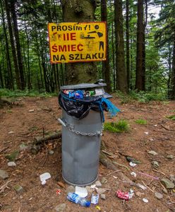 Zużyte pampersy, podpaski i maseczki na szlakach górskich. "Nowe kategorie śmieci"