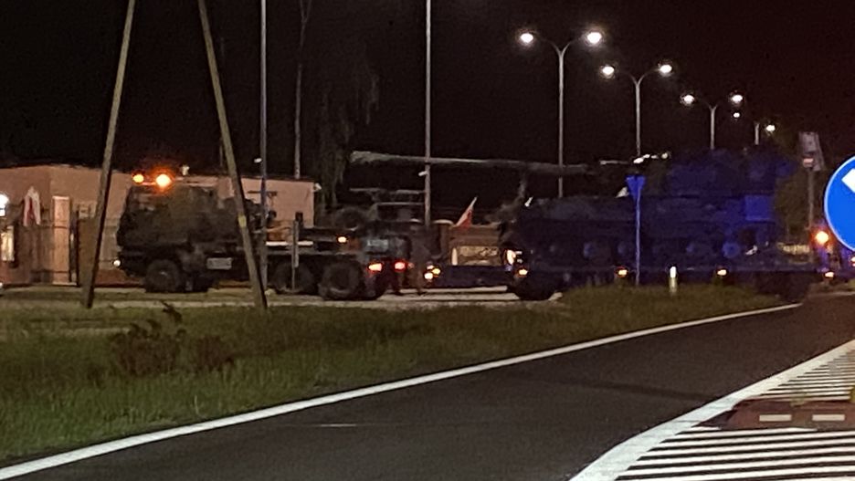 Mazowieckie. Nocą z niedzieli na poniedziałek wracały do baz sprzęty, które prezentowane były na wojskowych piknikach. Droga powrotna transportowanych na platformach czołgów i dział zaangażowała służby drogowe