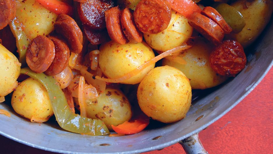 Ziemniaki duszone w białym winie z chorizo i papryką