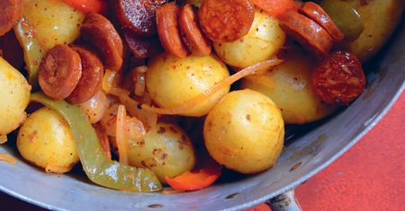 Ziemniaki duszone w białym winie z chorizo i papryką
