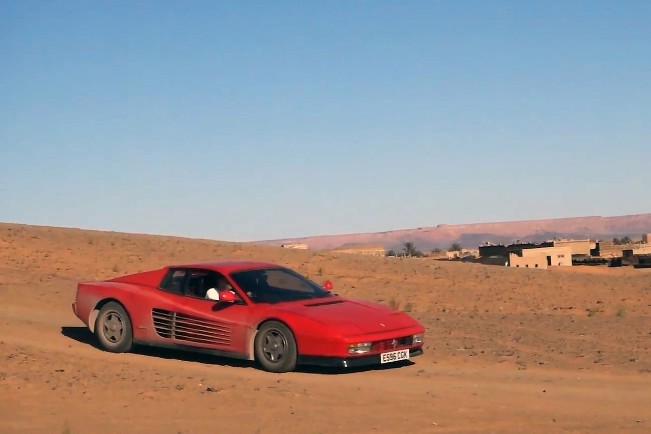 Harry Metcalfe przemierza Saharę w Ferrari Testarossie [wideo]