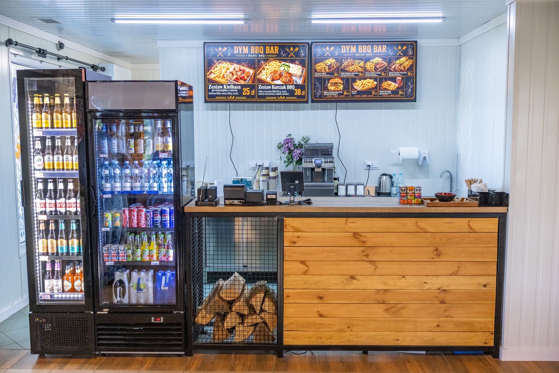 BBQ Bar DYM działa przy drodze krajowej nr 80 w Czarnowie.