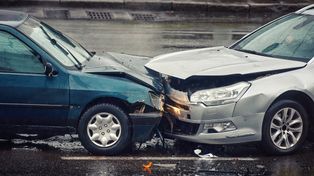 Chorzów: Czołówka osobówek na skrzyżowaniu Legnickiej i Bożogrobowców. Są osoby poszkodowane