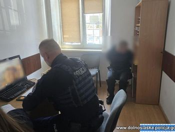 Miał zakaz zbliżania się do własnej babci, wtargnął do jej mieszkania i zabrał portfel