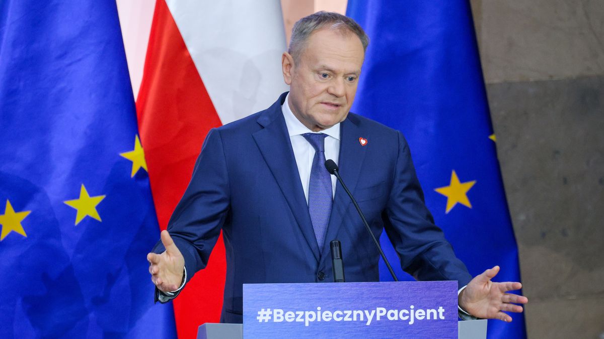 Warszawa, 04.12.2025. Premier Donald Tusk podczas Szczytu Medycznego ?Bezpieczny Pacjent? w siedzibie Ministerstwa Rozwoju i Technologii w Warszawie, 4 bm. Uczestnicy szczytu, wśród których są przedstawiciele rządu, NFZ, samorzadówców, dyrektorów szpitali oraz samorządów medycznych, będą rozmawiać o sytuacji w systemie ochrony zdrowia w ostatnich latach i pomysłach strony rządowej na rozwój i reformę ochrony zdrowia, a także na poprawę bezpieczeństwa pacjentów. (jm) PAP/Rafał Guz