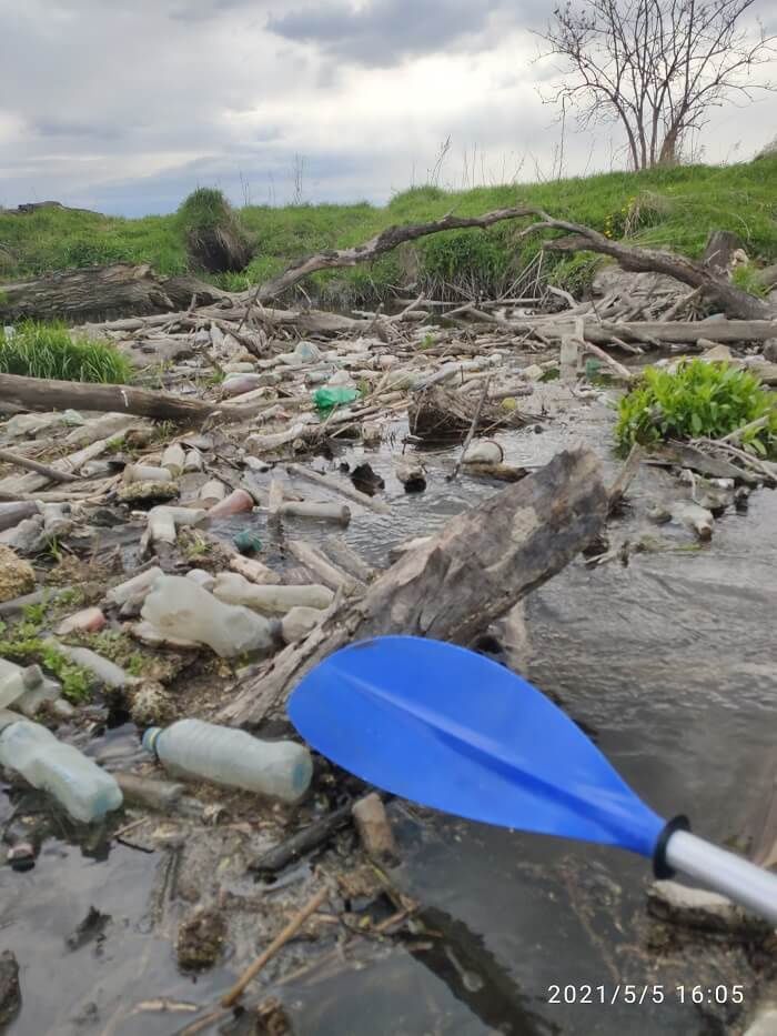 Śmieci w rzece Bystrzyca w okolicy miejscowości Turka