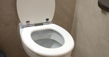 Nie używaj takiego papieru toaletowego. Proktolog ostrzega