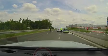 Co tu robi radiowóz? Nagranie z Rudy Śląskiej niesie się po sieci