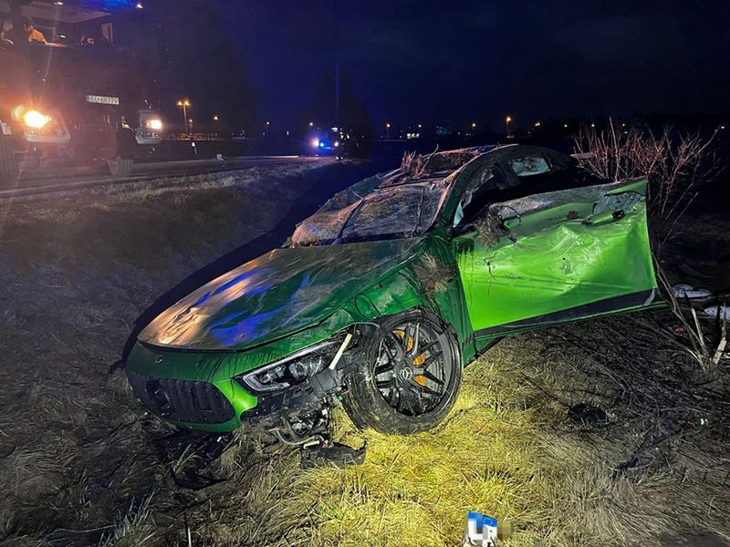 Dachowanie na A1. 23-latek rozbił auto warte fortunę