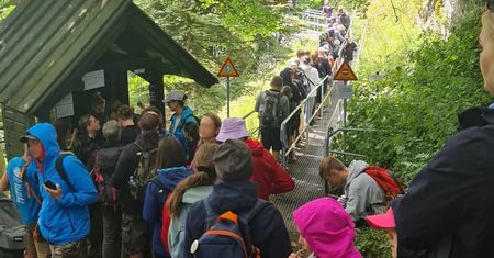 Tłumy w polskich górach. "Przeszliśmy kilka metrów w ciągu 25 minut"