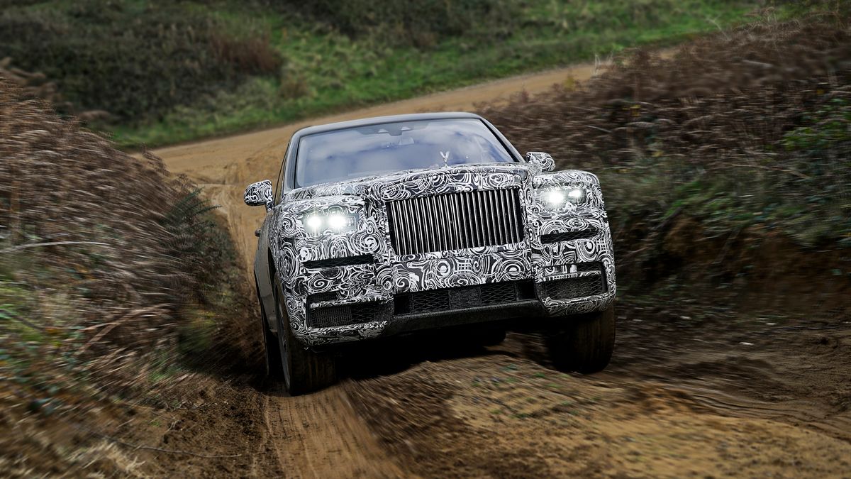 Rolls-Royce Cullinan w wyjątkowo nie-SUV-owej scenerii. Jak na nie-SUV-a przystało.