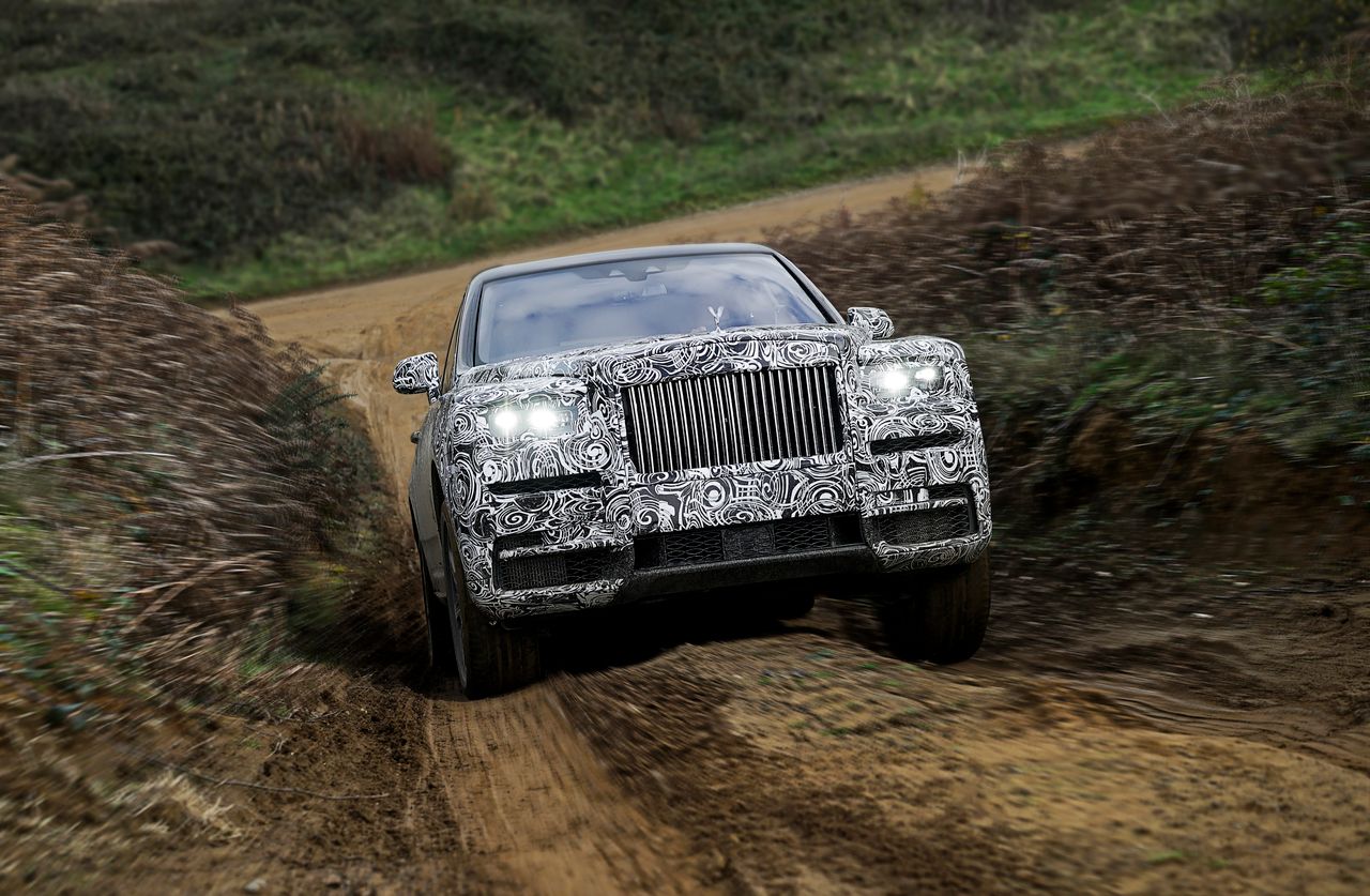 Rolls-Royce Cullinan w wyjątkowo nie-SUV-owej scenerii. Jak na nie-SUV-a przystało.