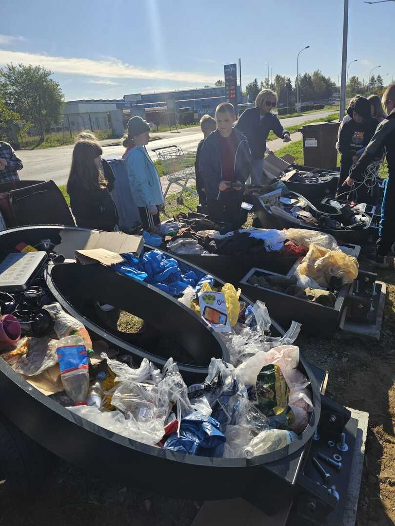 PSZOK w Ostrowcu Świętokrzyskim zyskał wyjątkową ozdobę w duchu recyklingu