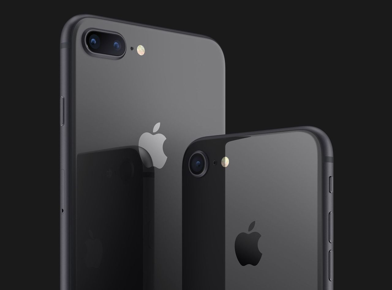 Apple iPhone 8 (z prawej) doczeka się odświeżonej wersji?