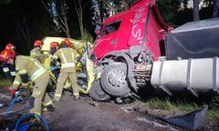 Dwie osoby nie żyją po zderzeniu busa i ciężarówki