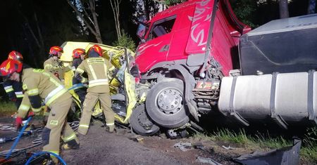 Dwie osoby nie żyją po zderzeniu busa i ciężarówki