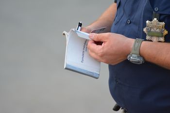 Świecie: Bez uprawnień i z pasażerką na hulajnodze. Policjanci ukarali mandatem matkę nastolatka