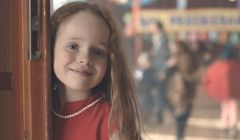 Historia stroju na bal przebierańców w nowej reklamie Allegro.pl z serii „Czego szukasz?” (wideo)