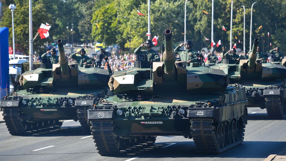 Warszawa, 15.08.2023. Czołgi pancerne Wilk na defiladzie "Silna Biało-Czerwona" z okazji Święta Wojska Polskiego 2023, 15 bm. w Warszawie. (aldg) PAP/Radek Pietruszka