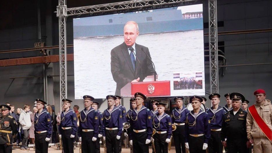 Królewiec organizuje manewry na kolejny etap wojny w Ukrainie. Na fot. Władimir Putin podczas uroczystości rocznicy Floty Bałtyckiej
